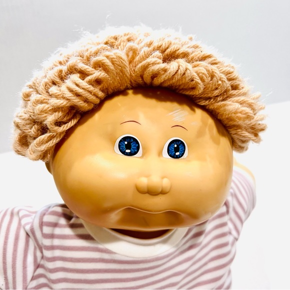 Vintage 1985 Cabbage Patch Kids Doll Boy Curly Hair Blue Eyes Jeans Outfit - Picture 3 of 6